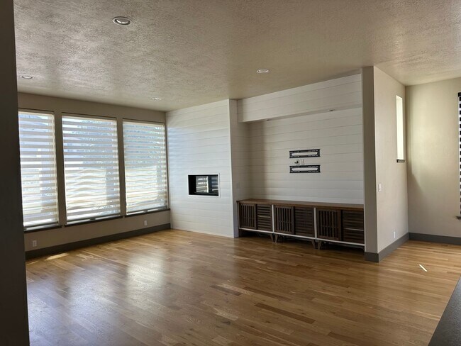 Building Photo - Stunning 3 bedroom 2 bathroom Home on a Go...