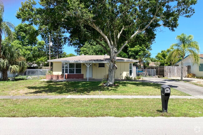 Building Photo - 913 Schumann Dr