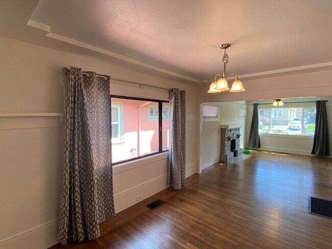 Building Photo - Beautiful Craftsman 3 bedroom 2 bath home ...