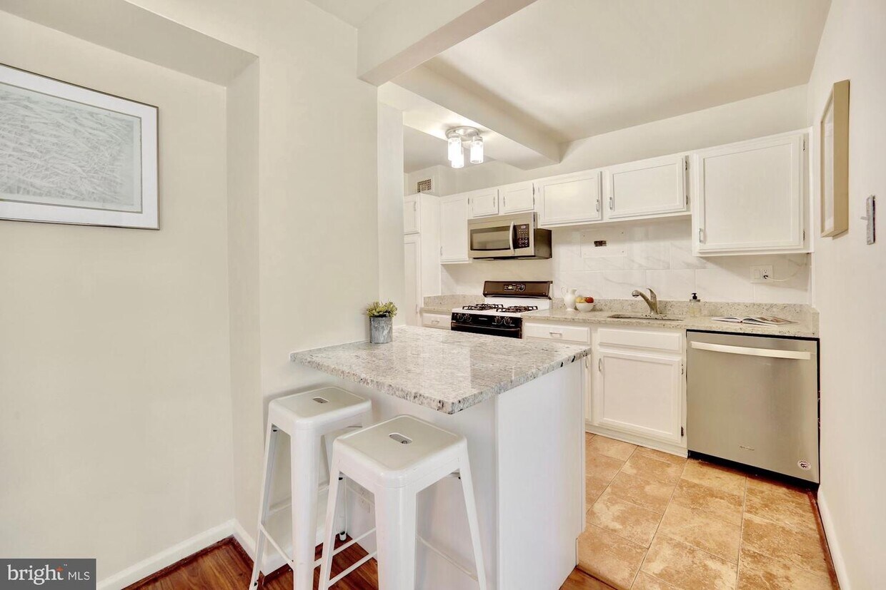 Foto principal - 4201 Cathedral Ave NW