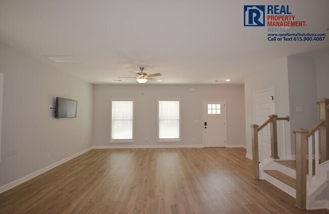 Foto del edificio - Beautiful, modern 4 bdrm home with attache...