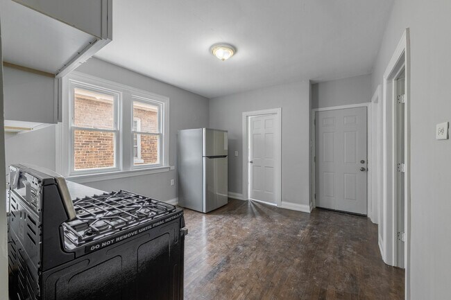 Building Photo - 6954 S Maplewood Ave