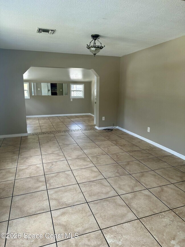 Foto del edificio - 205 Crown Blvd