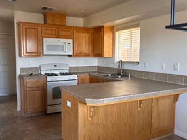 Building Photo - Charming 2-Story Home in a Convenient Tehachapi Location