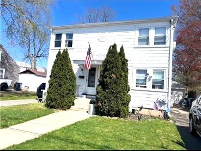 Building Photo - Cranston/Garden City – Two Bed Duplex - $2095