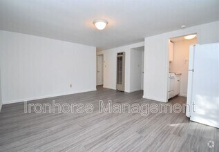 Building Photo - 525 Dell Pl