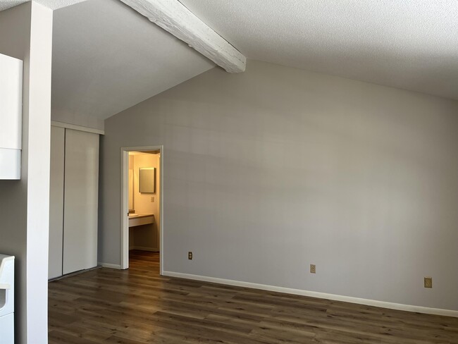 Building Photo - 819 Smetana Rd