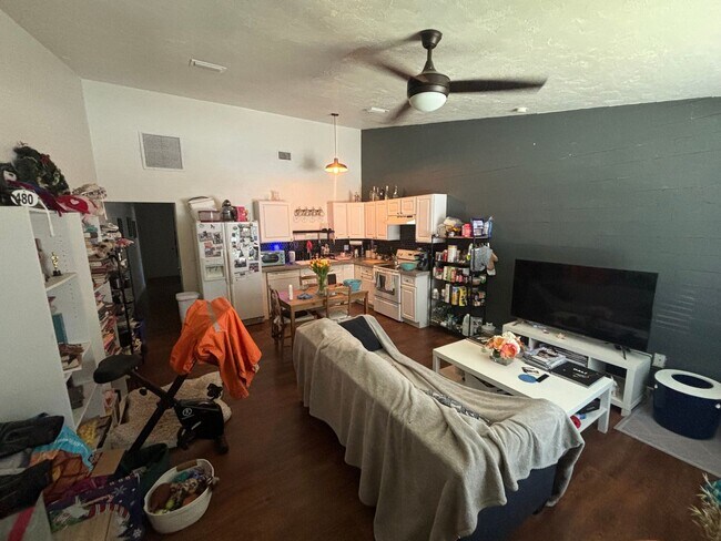 Foto del edificio - Modern Townhouse Just Minutes from Campus!