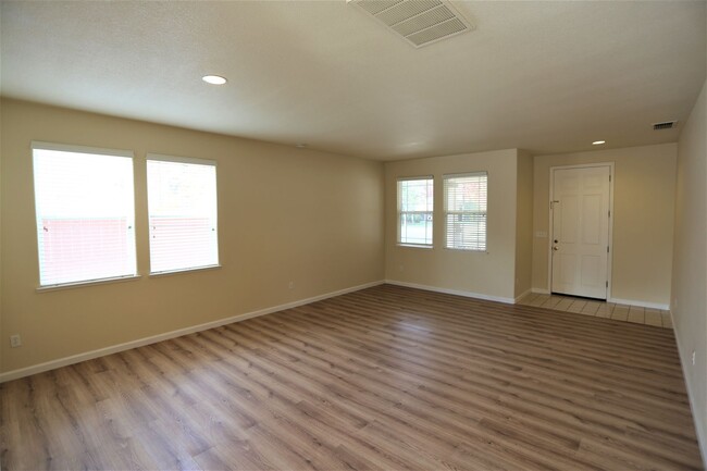 Building Photo - Super spacious home in Patterson