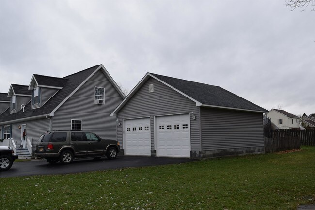 Building Photo - 121 Patrician Ln