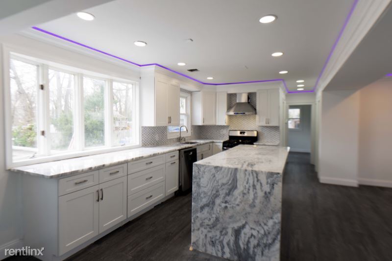 Foto del edificio - 5 br, 3 bath House - 72 W 5th St
