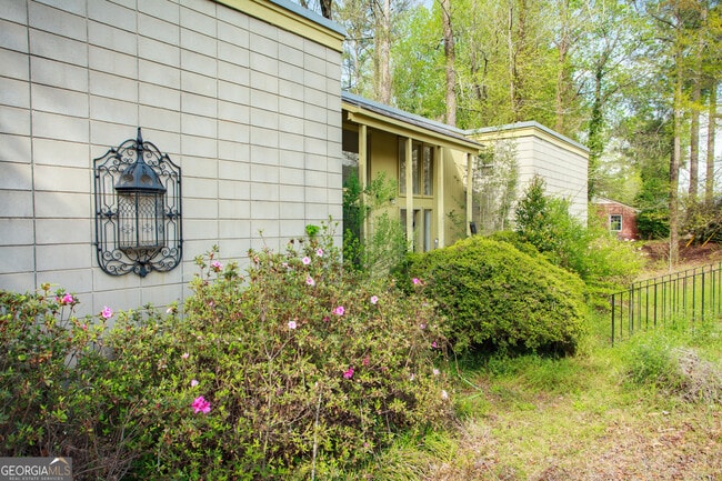 Building Photo - 2143 Ingleside Ave