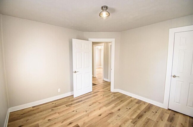 Foto del edificio - 2 bed 1 bath MOVE-IN READY & SO CUTE