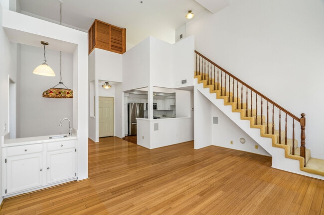 Building Photo - 5420 Sylmar Ave