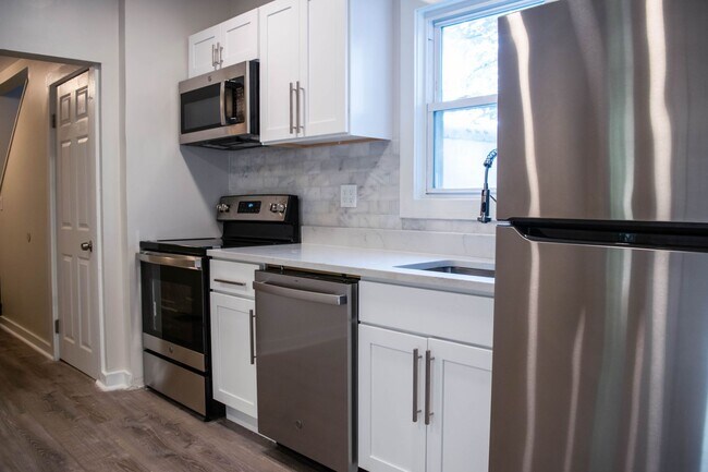 Building Photo - 3-Bedroom Single Family Home with Large Yard