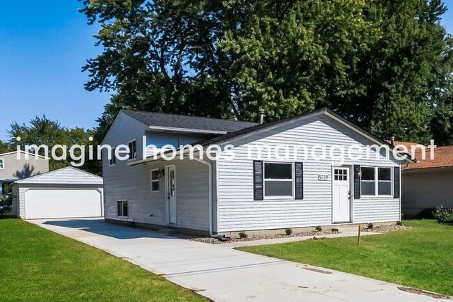 Building Photo - Recently Updated 3 Bedroom Split-level Hom...