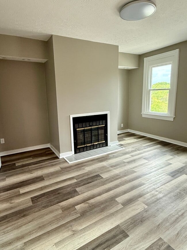 Building Photo - 3 bedroom apartment by UC campus!