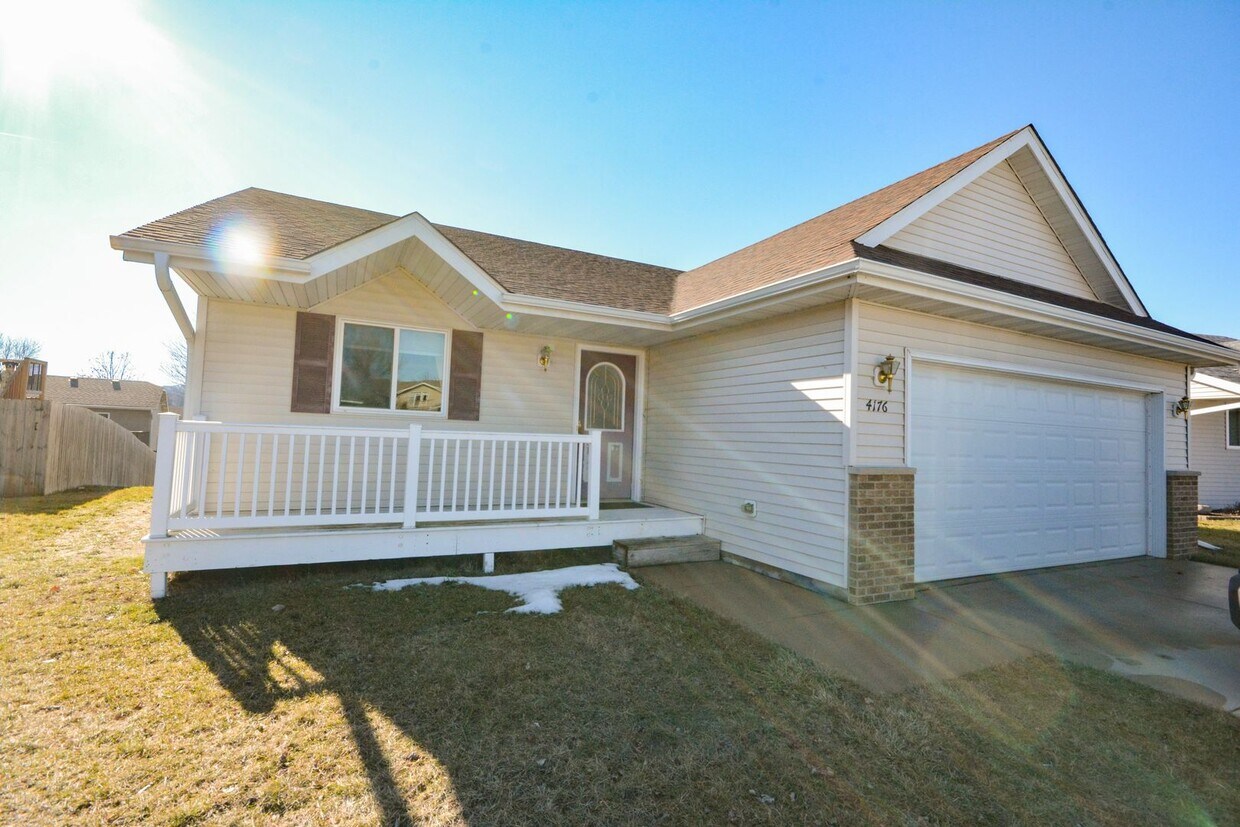 Primary Photo - Move-In Ready 3 bed 2 bath with Large Yard!