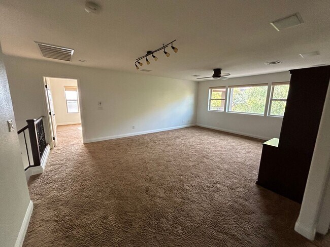 Foto del edificio - 5 bedroom, 4 bathroom home located across ...