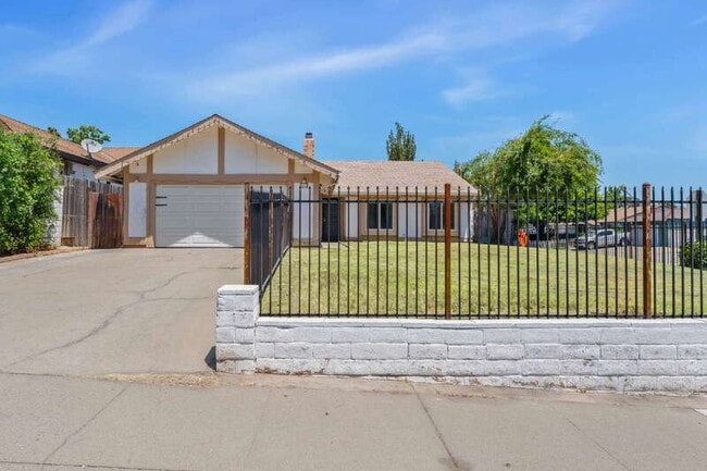 Building Photo - 5041 Palm Ave