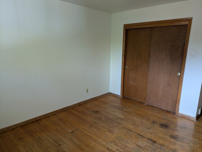 Building Photo - 2 Bedroom/1 Bath Apartment for rent!