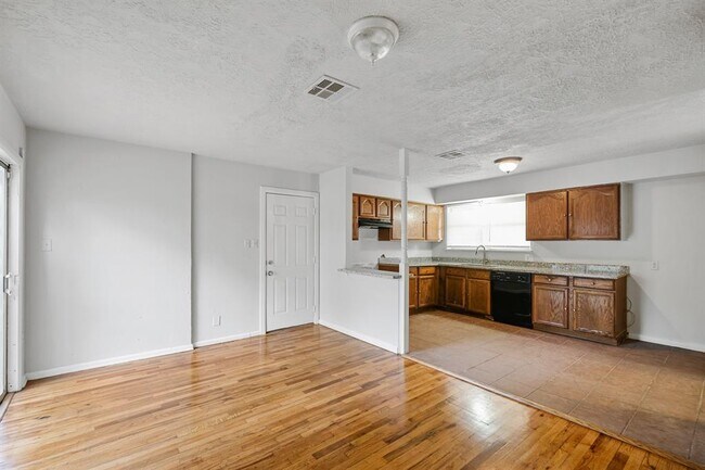 Foto del edificio - 4710 Meadow Park Dr