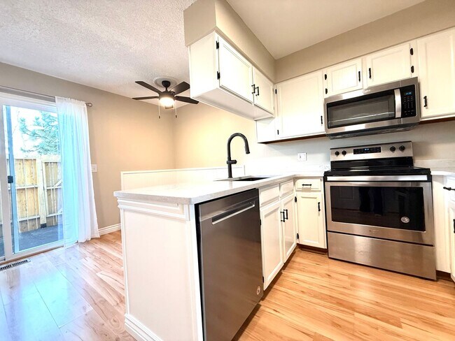 Foto del edificio - Updated 2 bed/2.5 bath townhome in Bear Creek