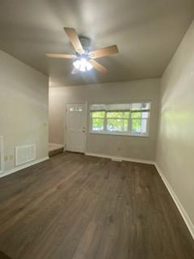 Foto del edificio - $2,395 / 3BD Townhome!