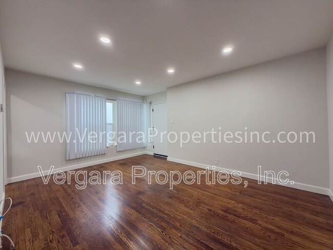 Building Photo - 611 Amapola Ave