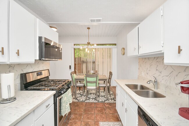 Foto del edificio - 21 Lakeway St