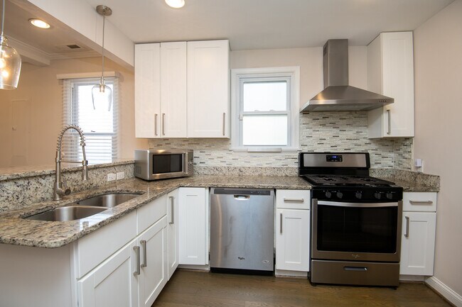 Building Photo - 138 Xenia St SE