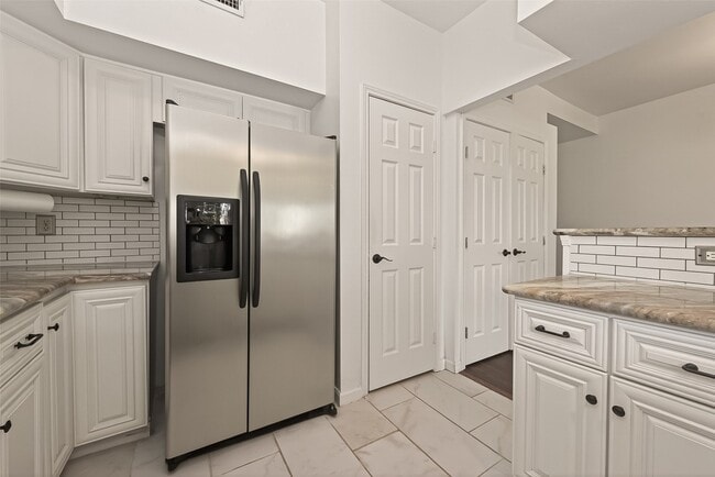 Building Photo - 180 April Point Dr S