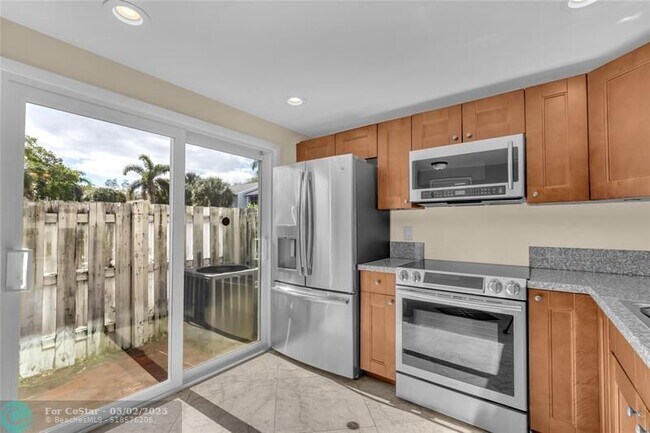 Foto del edificio - 2541 NE 15th St
