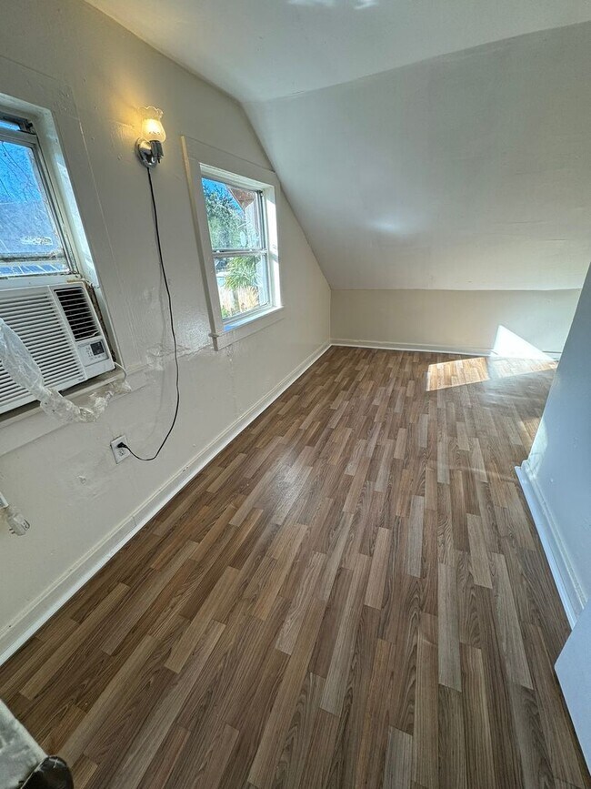 Foto del edificio - GORGEOUS 3BR/1BA 2 Story Home! Convenient ...