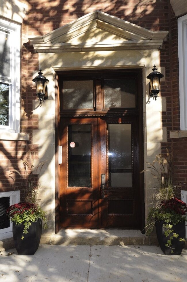 Building Photo - 2654 W Schubert Ave
