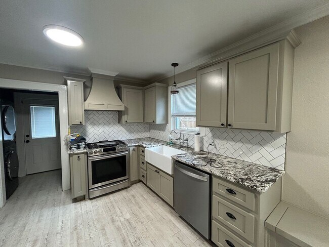 Foto del edificio - Spacious Corner Lot Charm