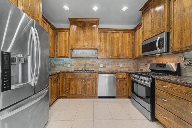 Building Photo - 3 bedroom 2 Bath Home MUST SEE