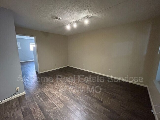 Foto del edificio - 728 E Walnut St