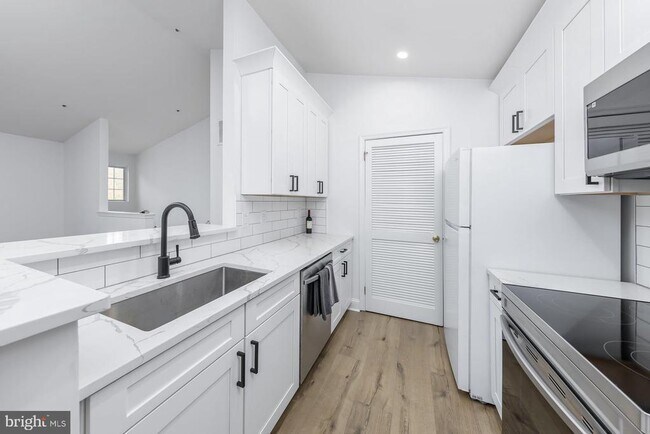 Foto del edificio - 56 Crestmont Dr