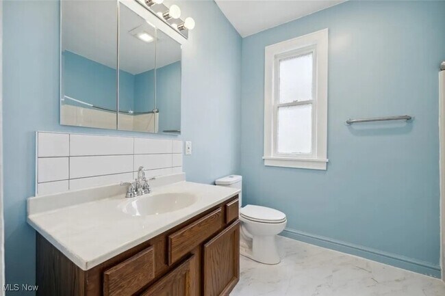 Foto del edificio - 3399 E 66th St