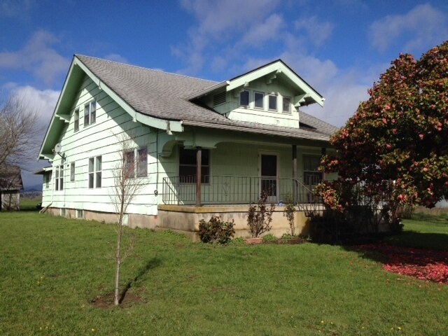 Primary Photo - Spacious 5 bedroom Farmhouse Outside of Ca...