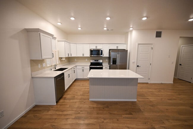 Building Photo - Meadow Loop