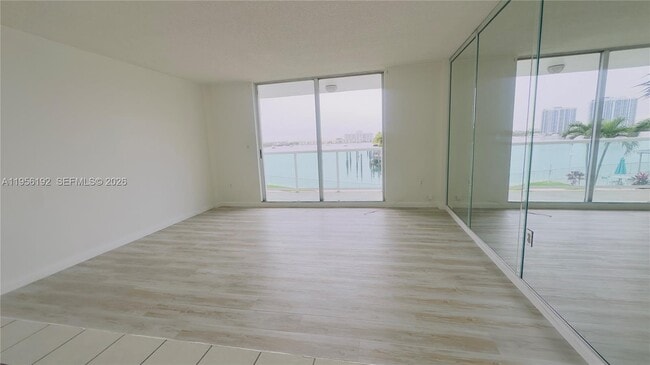 Foto del edificio - 2841 NE 163rd St