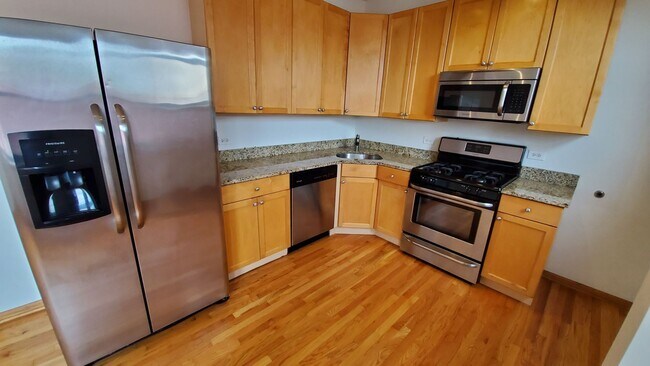 Building Photo - Top Floor Near United Center with Lots of ...