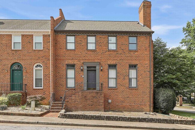 Foto del edificio - Charming 3BR Townhome with Elevator in the Heart of Fayetteville