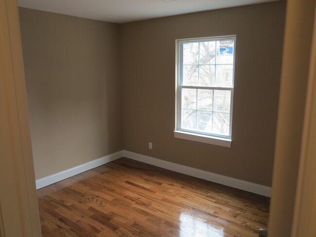 Building Photo - 14 Summit St