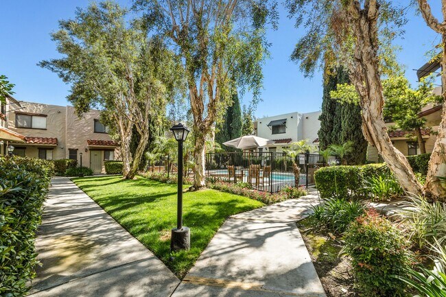 Foto del edificio - "Coming Soon" Awesome corner 2 Bedroom 2 Bath Townhome with large private patio (AC/Pool/Gated Pa...