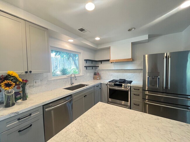 Foto del edificio - Desirable Home in an Established community...