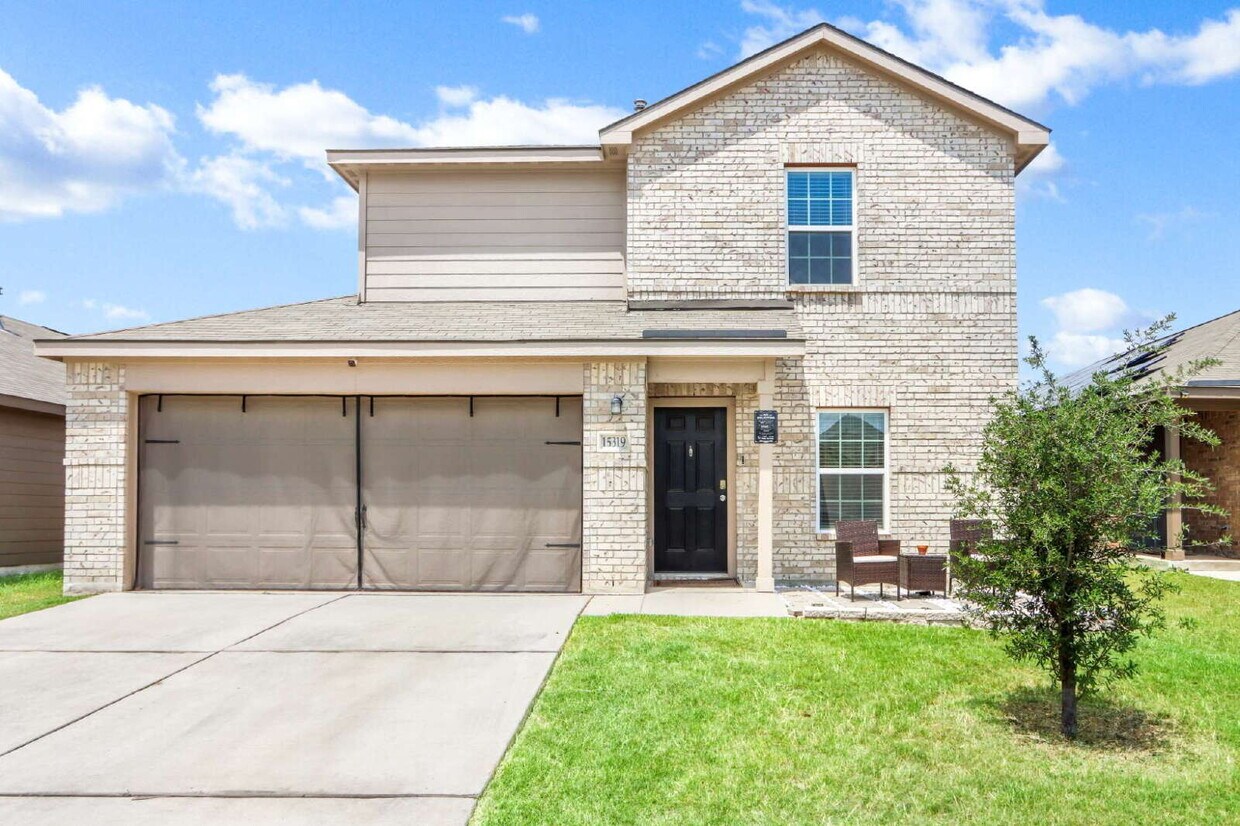 Primary Photo - Charming 3-Bedroom Retreat with 2 Full Bat...
