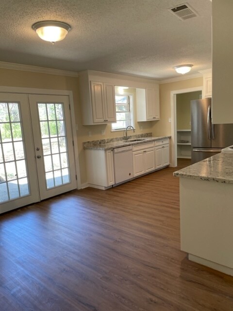 Building Photo - 2044 Small Dr